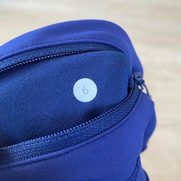 Lululemon navy cropped leggings size 6 - Picture 4 of 4